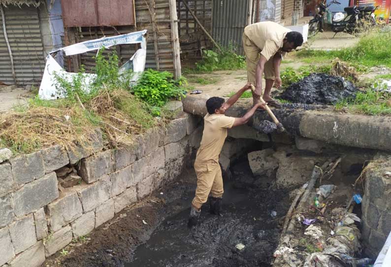 சேந்தமங்கலம் பேரூராட்சியில் கையுறை அணியாமல் சாக்கடை கால்வாயை சுத்தம் செய்த துப்புரவு பணியாளர்கள்-தொற்று நோய் தாக்கும் அபாயம்