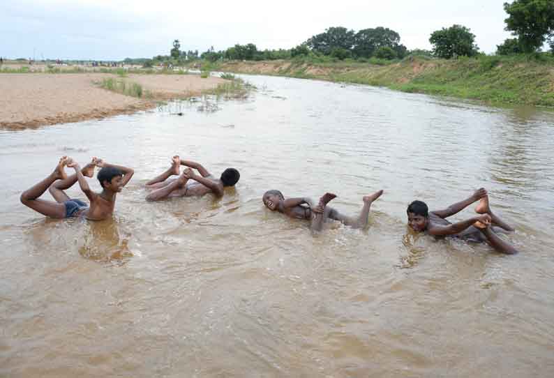 பாலாற்றில் யோகா செய்து விளையாடிய சிறுவர்கள்