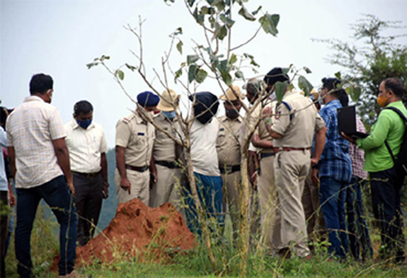 மைசூரு மாணவி கூட்டு பலாத்கார வழக்கில் கைதான 5 பேரையும் சம்பவ இடத்துக்கு அழைத்து சென்று விசாரணை