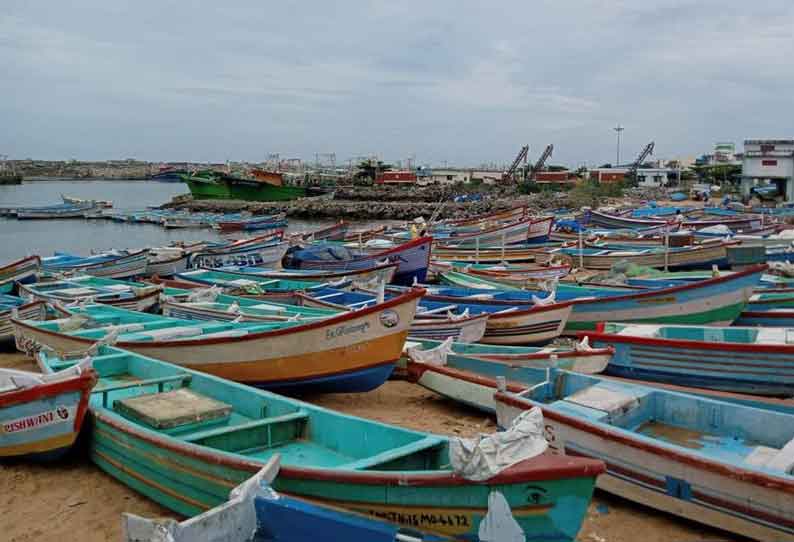 மீன்பிடிக்க சென்று பாதியில் கரை திரும்பிய குளச்சல் மீனவர்கள்