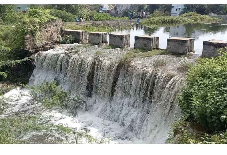 தொடர்மழை காரணமாகசோளிங்கர் ஏரி நிரம்பி வழிந்தது