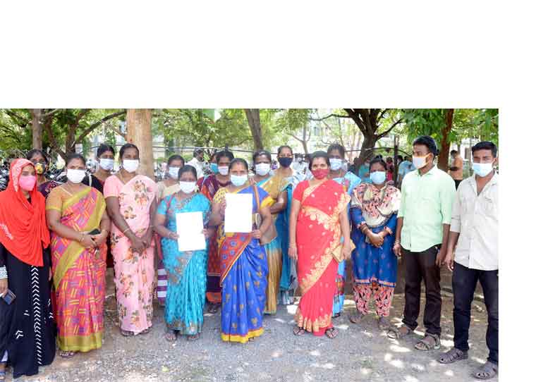 தூய்மை இந்தியா திட்டத்தில் இருந்து பணி நீக்கம் செய்ததாக ஒப்பந்த ஊழியர்கள் புகார்