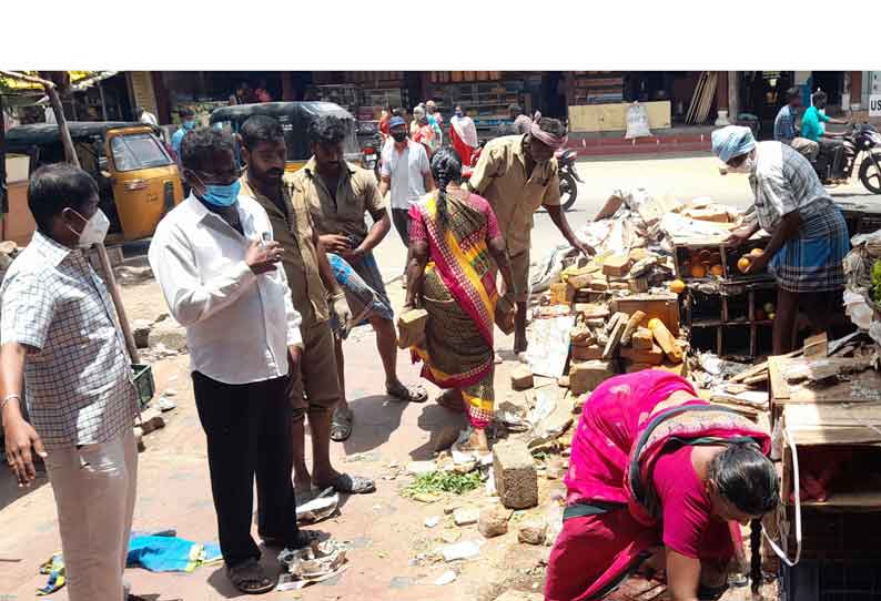 தாராபுரம் புதிய பஸ் நிலையத்தில் ஆக்கிரமிப்பு கடைகள் அகற்றப்பட்டதால் பயணிகள் மகிழ்ச்சி அடைந்தனர்.