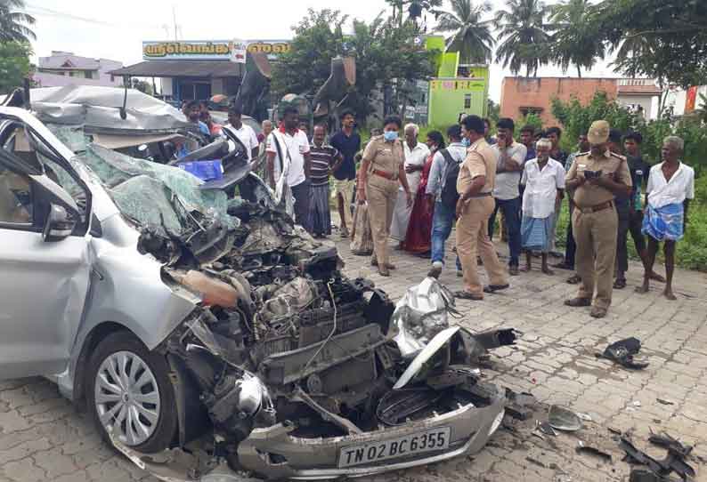 லாரி மீது கார் மோதியதில் மனைவியுடன் தொழில் அதிபர் பலி