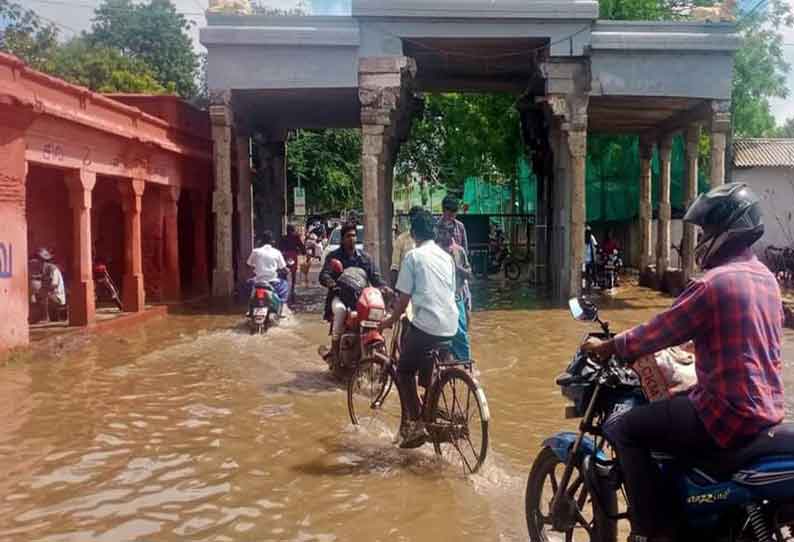 குளங்கள் நிரம்பி மறுகால் பாய்ந்தது: நெல்லை டவுனில் வெள்ளத்தில் தத்தளிக்கும் குடியிருப்புகள் பழையபேட்டை  இணைப்பு சாலை துண்டிப்பு