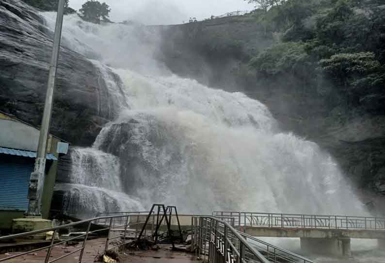 மேற்கு தொடர்ச்சி மலையில் கனமழை: குற்றாலத்தில் தொடர் வெள்ளப்பெருக்கு  மெயின் அருவியில் ஆர்ப்பரிக்கும் தண்ணீர்