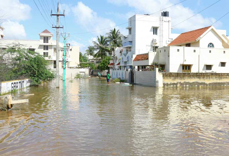 தூத்துக்குடி சுந்தரவேல்புரத்தில் கடந்த 6 நாட்களாக மழைநீர் தேங்கி நிற்பதை படத்தில் காணலாம்