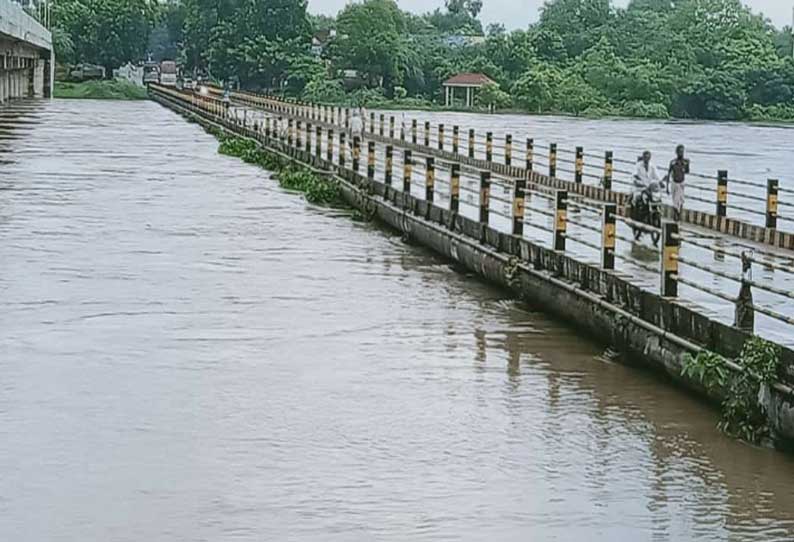 தாமிரபரணி ஆற்றில் ஓடும் வெள்ளத்தண்ணீர் கடலில் கலக்கும் இடமான முக்காணி ஆற்றுப்பாலத்தை தொட்டவாறு செல்கிறது