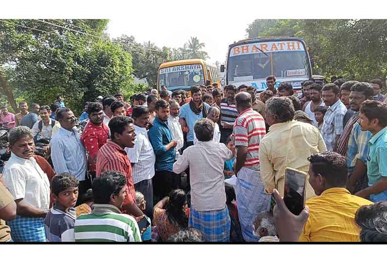 ஏரிக்கரை உடைந்து விவசாய நிலத்தில் தண்ணீர் புகுந்ததால் சாலை மறியல்