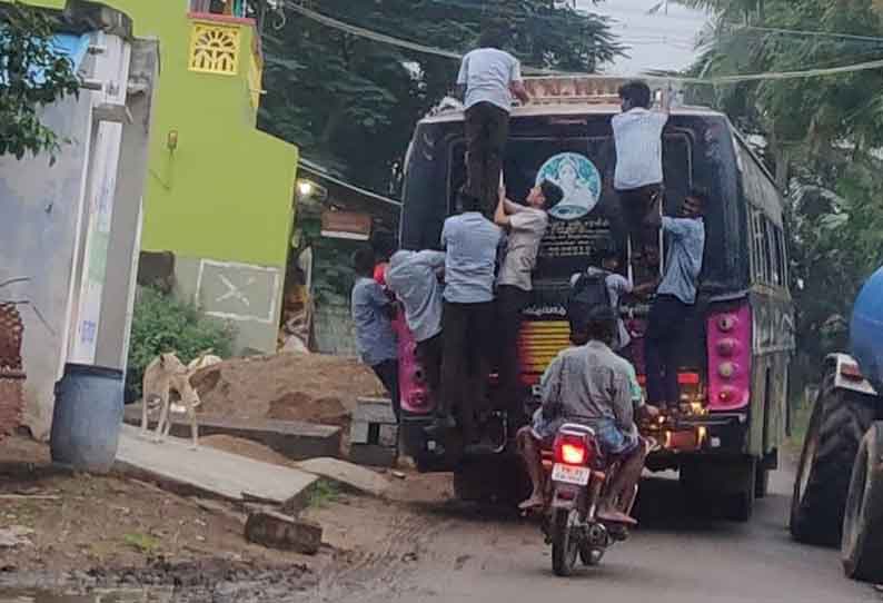 ஆபத்தை உணராமல் பஸ்கூரைமீது பயணம் செய்யும் பள்ளி மாணவர்கள்