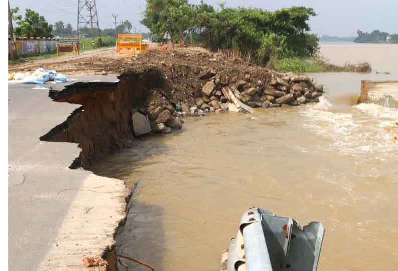 கடலூர் கலெக்டர் அலுவலகம் எதிரே தென்பெண்ணையாற்றில் பெருக்கெடுத்து ஓடும் வெள்ளத்தால் சாலையில் அரிப்பு வாகனங்கள் மாற்றுப்பாதையில் இயக்கப்பட்டதால் கடும் போக்குவரத்து நெரிசல்