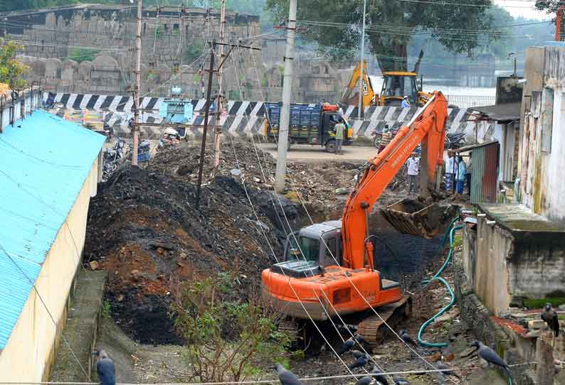 கோட்டை அகழி உபரிநீர் வெளியேறும் கால்வாய் தூர்வாரும் பணி தீவிரம்