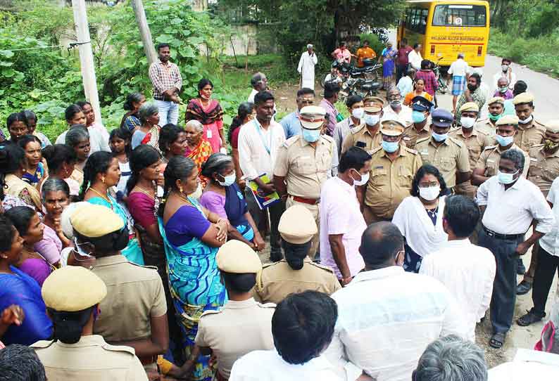 இடத்தை சீரமைக்க சென்ற அதிகாரிகளை பொதுமக்கள் முற்றுகை