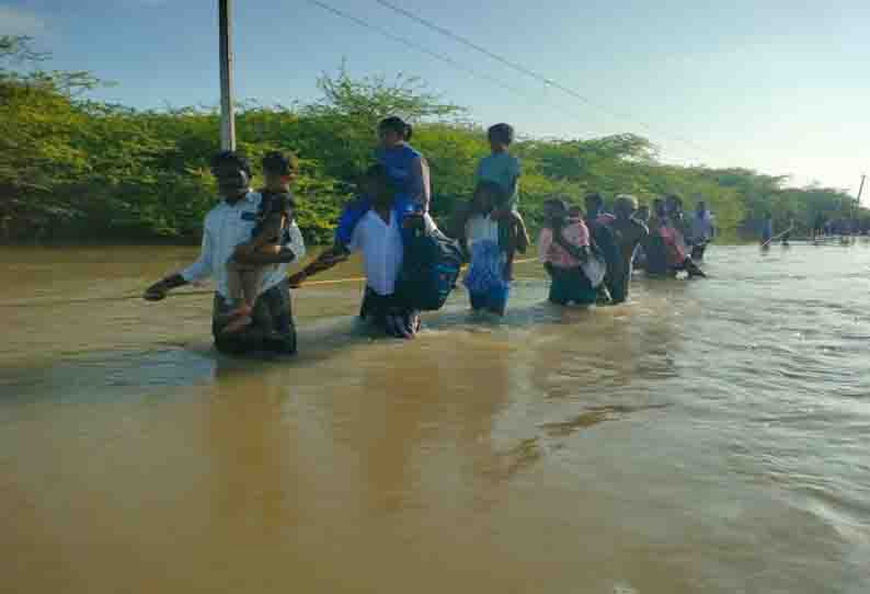 கயிறு கட்டி கடக்கும் மக்கள்