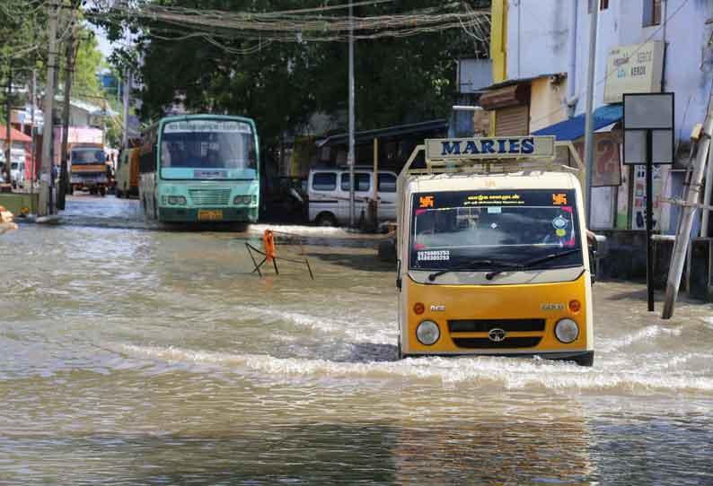 நெல்லை டவுனில் குளம் போல் மாறிய சாலைகள் வாகன ஓட்டிகள் கடும் அவதி