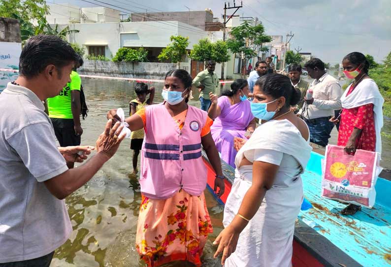 தூத்துக்குடி மழைநீர் தேங்கியுள்ள பகுதிகளில் மருத்துவ பணியாளர்கள் படகில் வீடுவீடாக சென்று இல்லம் தேடி மருத்துவ முகாம் திட்டத்தின் கீழ் நோயாளிகளுக்கு மருந்துகள் வழங்கினர்