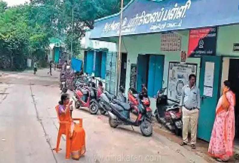 பள்ளிக்கு நிலம் கேட்டு வீதியில் அமர்ந்து உணவு உண்ட தலைமை ஆசிரியர்