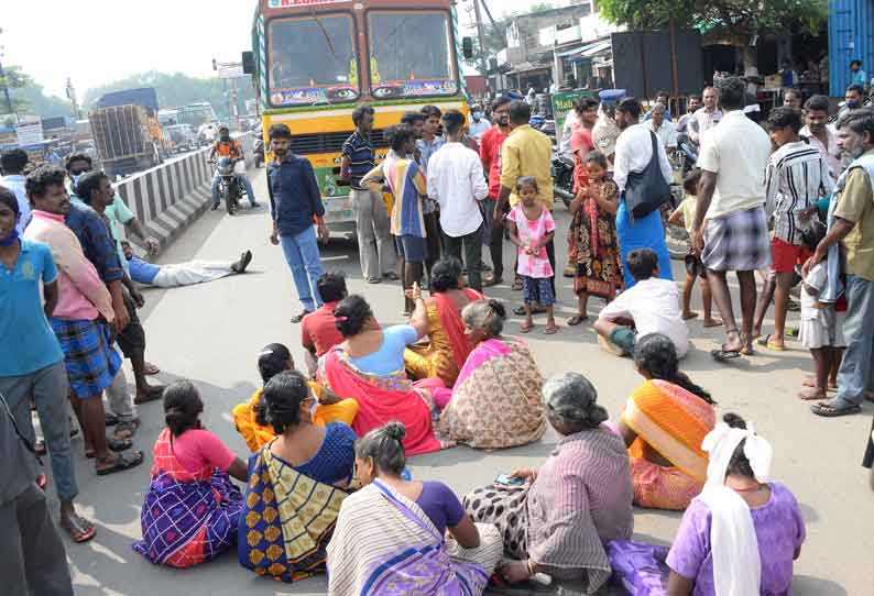 வேலூர் கன்சால்பேட்டையில் மழைநீரை அகற்றக்கோரி பொதுமக்கள் சாலை மறியல்