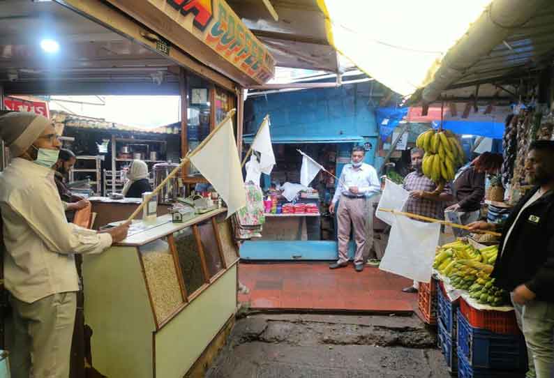 குன்னூர் நகராட்சி கடைகளின் வாடகையை குறைக்கக்கோரி வெள்ளைக்கொடி ஏற்றி வியாபாரிகள் போராட்டம்