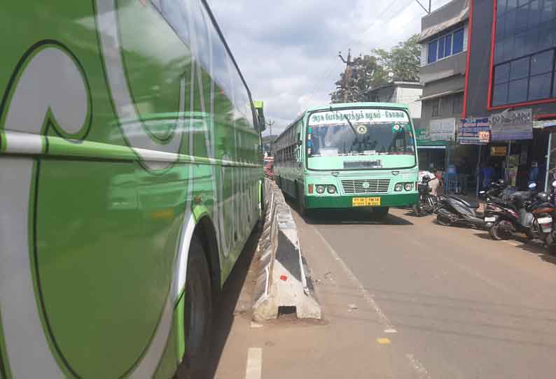 கூடலூர்-ஊட்டி இடையே குறுகலான சாலையால் அடிக்கடி போக்குவரத்து பாதிப்பு