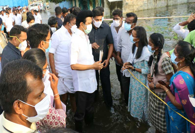 தூத்துக்குடியில் வெள்ளத்தில் பாதிக்கப்பட்ட மக்களுக்கு மு க ஸ்டாலின் ஆறுதல் கூறினார்