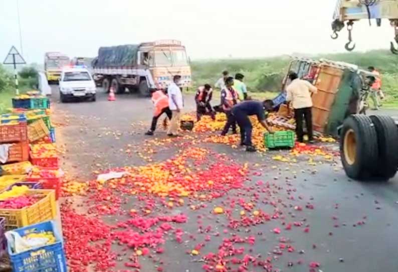 கயத்தாறு அருகே வேன் கவிழ்ந்து சாலையில் பூக்கள் சிதறியதால் பரபரப்பு நிலவியது