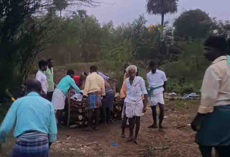 கறம்பக்குடி அருகே மயான கொட்டகை இல்லாததால் வெட்டவெளியில் பிணத்தை எரிக்கும் அவலம்