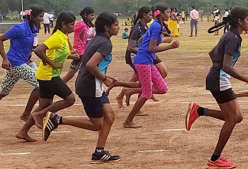 மாணவிகளுக்கு ஓட்டப்பந்தயம்