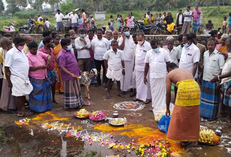 26 ஆண்டுகளுக்கு பிறகு வீராணம் ஏரி நிரம்பியது கிடா வெட்டி ஊர் பொதுமக்கள் வழிபாடு