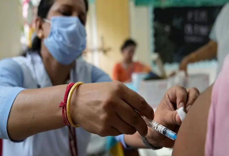 தடுப்பூசி செலுத்தியிருந்தால் ஒமைக்ரான் பாதிப்பு எப்படி இருக்கும்?- மத்திய அரசு  விளக்கம்