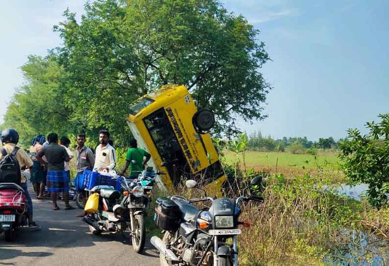 தனியார் பள்ளி வேன் கவிழ்ந்து  தலைக்குப்புற செங்குத்தாக நின்றது