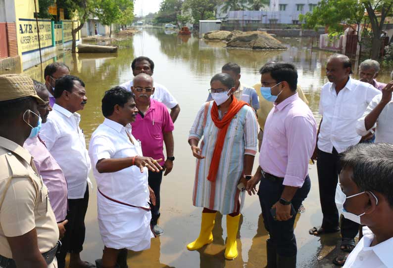 தூத்துக்குடியில் 8 நாட்களாக தேங்கி கிடக்கும் தண்ணீரை ராட்சத மோட்டார்கள் மூலம் அகற்றும் பணி நடந்தது வருகிறது