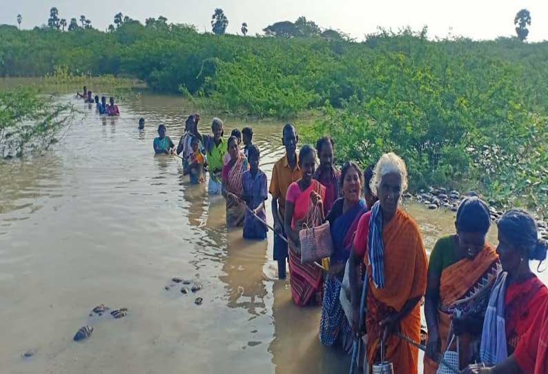 விளாத்திகுளம் அருகே வைப்பாற்றில் வெள்ளம் ஓடுவதால் 20 கிராம மக்கள் கயறு  கட்டி ஆற்றை ஆபத்தான நிலையில் கடந்து வருகின்றனர்