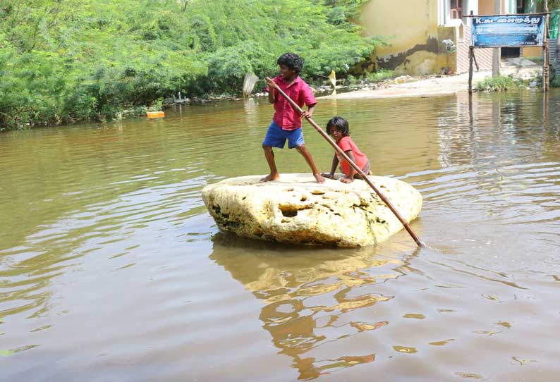 தூத்துக்குடி புதுமுனியசாமிபுரத்தில் தேங்கியுள்ள மழைநீரில் தனது தங்கையை மிதக்கும் பஞ்சு மூட்டையை படகாக்கி அழைத்து செல்லும் சிறுவனை படத்தில் காணலாம்