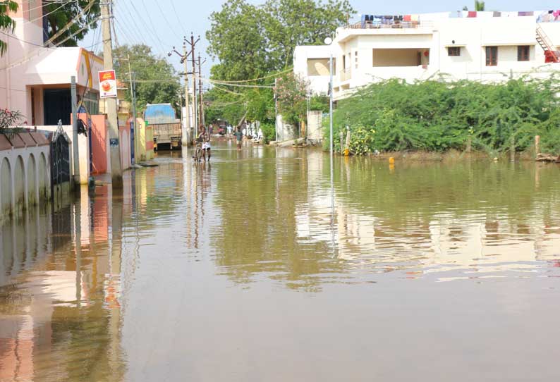 தூத்துக்குடி ஆதிபராசக்தி நகரில் 8வது நாளாக நேற்று தேங்கியுள்ள மழைநீரை படத்தில் காணலாம்