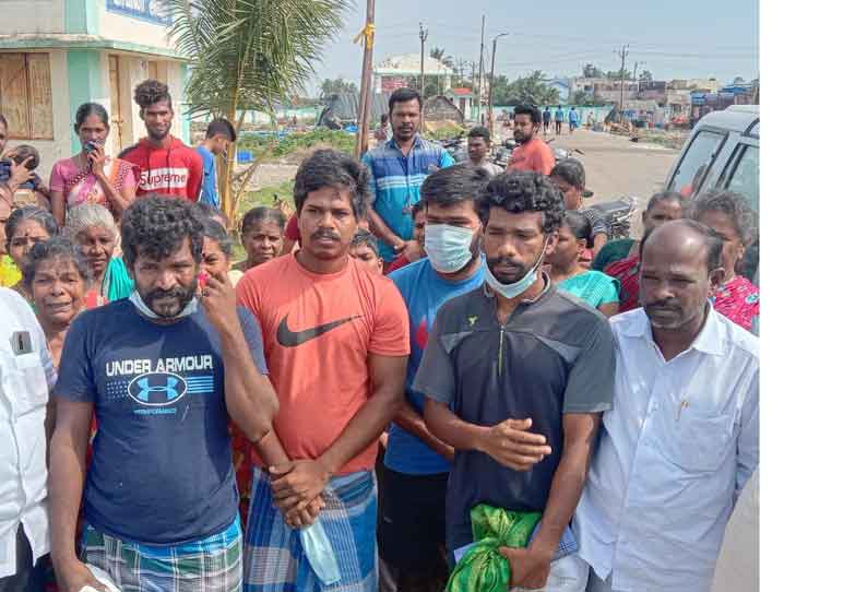 இலங்கை அரசால் விடுக்கப்பட்ட மேலும் 5 மீனவர்கள் நாகைக்கு வந்தனர்