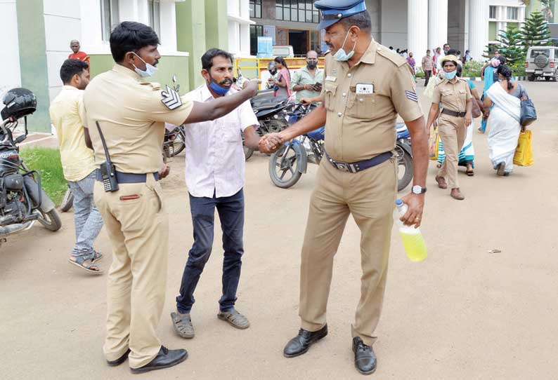 திருப்பூர் கலெக்டர் அலுவலகத்தில் தீக்குளிக்க முயன்ற ஆட்டோ டிரைவரால் திடீர் பரபரப்பு