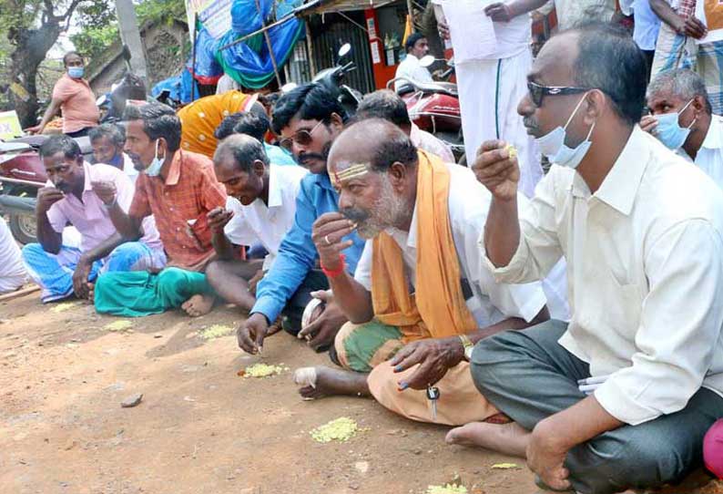 மழையால் பாதிக்கப்பட்டவர்களுக்கு நிவாரணம் வழங்கக்கோரி மாற்றுத்திறனாளிகள் மண் சோறு சாப்பிட்டு போராட்டம்