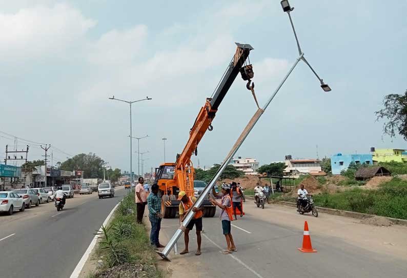 புதிய மின்கம்பங்கள் அமைக்கும் பணி