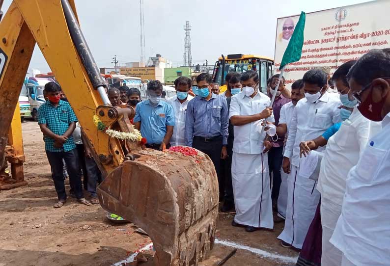 உடுமலை மத்திய பஸ் நிலையம் அருகே கூடுதல் பஸ்நிலையம் அமைக்க கட்டிட கட்டுமானப்பணிகளை அமைச்சர் தொடங்கி வைத்தார்.