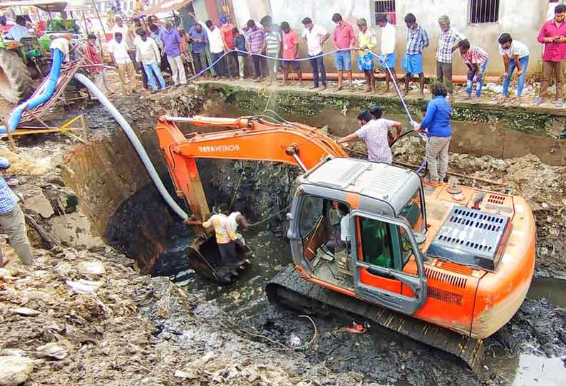 வேலூர் கோட்டை அகழிநீரை வெளியேற்ற போராடும் மாநகராட்சி ஊழியர்கள்