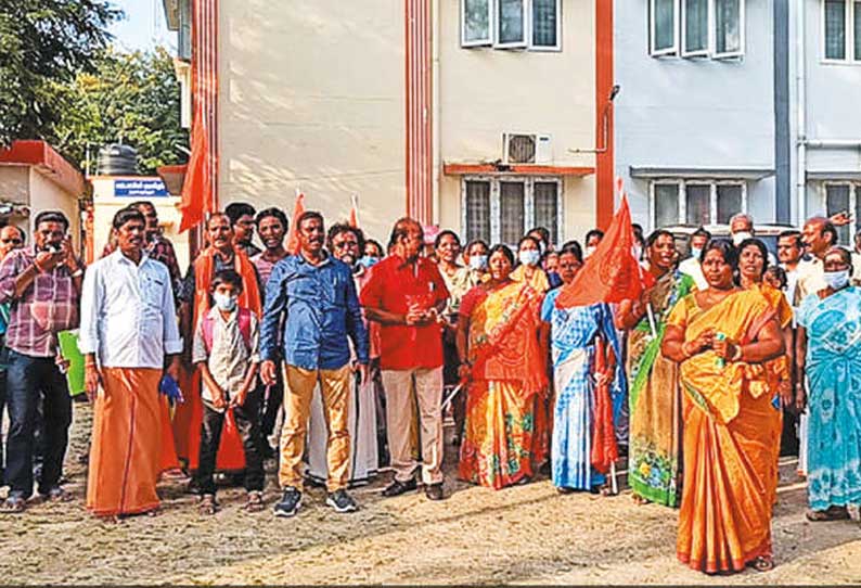 கோவில் இடிக்கப்பட்டதற்கு எதிர்ப்பு போலீஸ் நிலையத்தை முற்றுகையிட்டு போராட்டம்