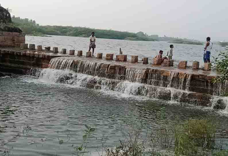 நிலையூர் கண்மாய் நிரம்பி மறுகால் பாய்கிறது