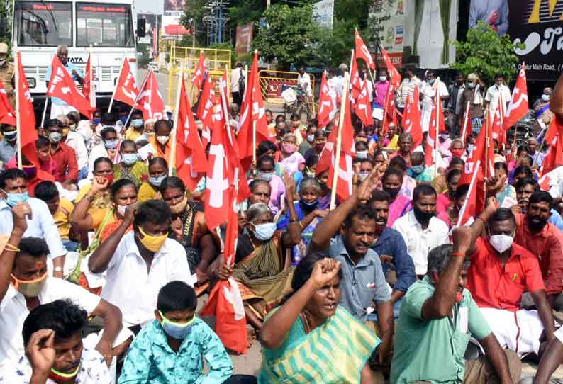 ஜி.எஸ்.டி. வரியை குறைக்க கோரி கட்டுமான தொழிலாளர்கள் சாலை மறியல் பெண்கள் உள்பட 156 பேர் கைது