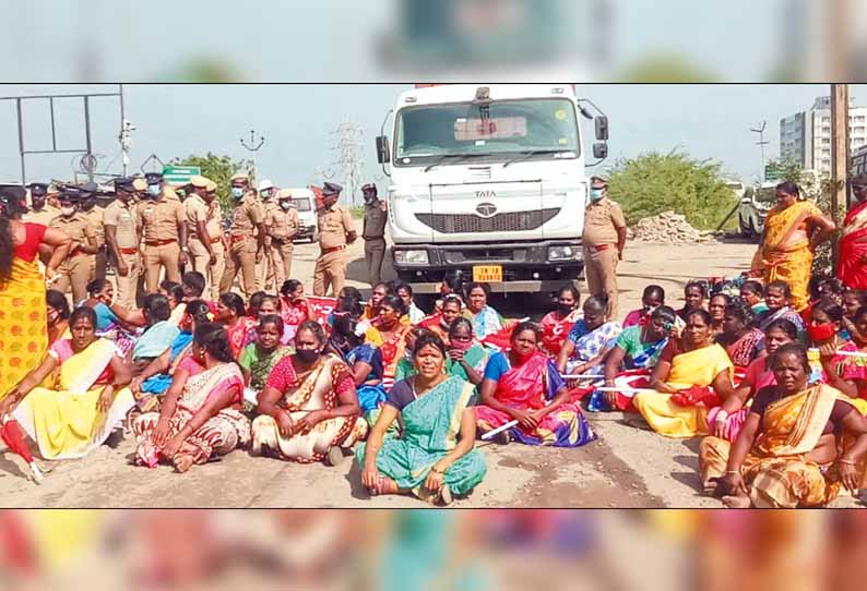 எண்ணூர் துறைமுகம் சாலையை சீரமைக்கக்கோரி பொதுமக்கள் மறியல் - போக்குவரத்து பாதிப்பு