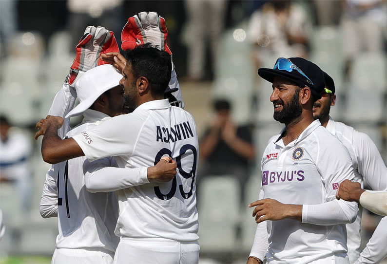 மும்பை டெஸ்ட்: இந்திய அணி அபார பந்து வீச்சு- நியூசிலாந்து 62 ரன்களில் ஆல் அவுட்