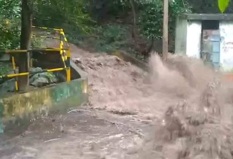 கனமழையால் சுருளி அருவியில் திடீர் வெள்ளப்பெருக்கு