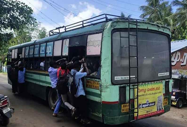 படிக்கட்டுகளில் தொங்கி ஆபத்தான பயணம் மேற்கொள்ளும் மாணவர்கள் நாகைக்கு திட்டச்சேரி வழியாக கூடுதல் பஸ்களை இயக்க வலியுறுத்தல்