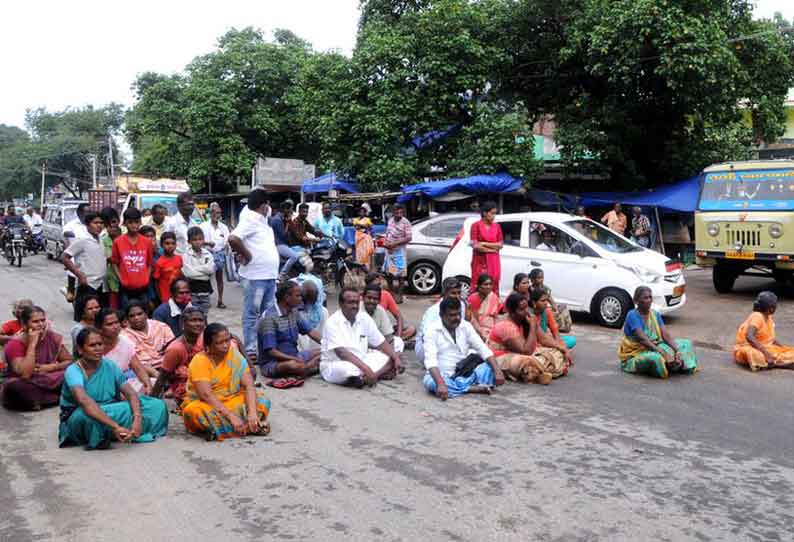 குஜிலியம்பாறையில் ஆக்கிரமிப்பை அகற்ற வலியுறுத்தி பொதுமக்கள் சாலை மறியல்