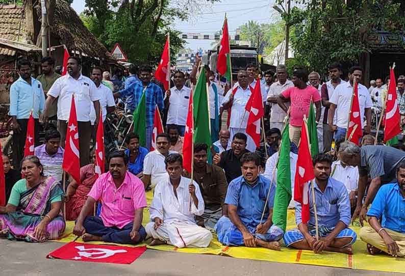 மயிலாடுதுறையில் காவிரி கரையோரம் குப்பை கொட்டுவதை கண்டித்து சாலை மறியல் 2 மணி நேரம் போக்குவரத்து பாதிப்பு